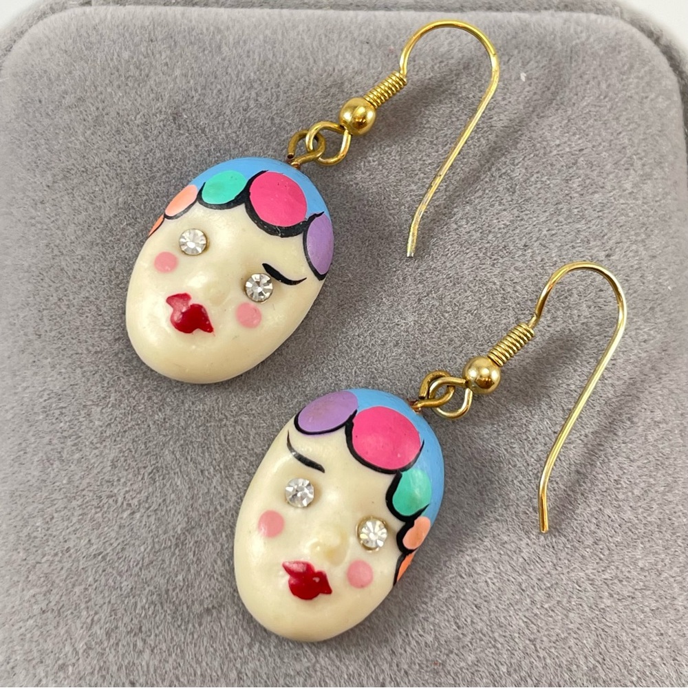 Stunning Unsigned Gold Tone Hook Setting Ceramic Painted Ladies Dangle Earrings